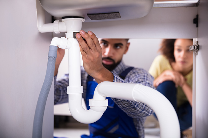 Close-up-Of-A-Male-Plumber-Fix
